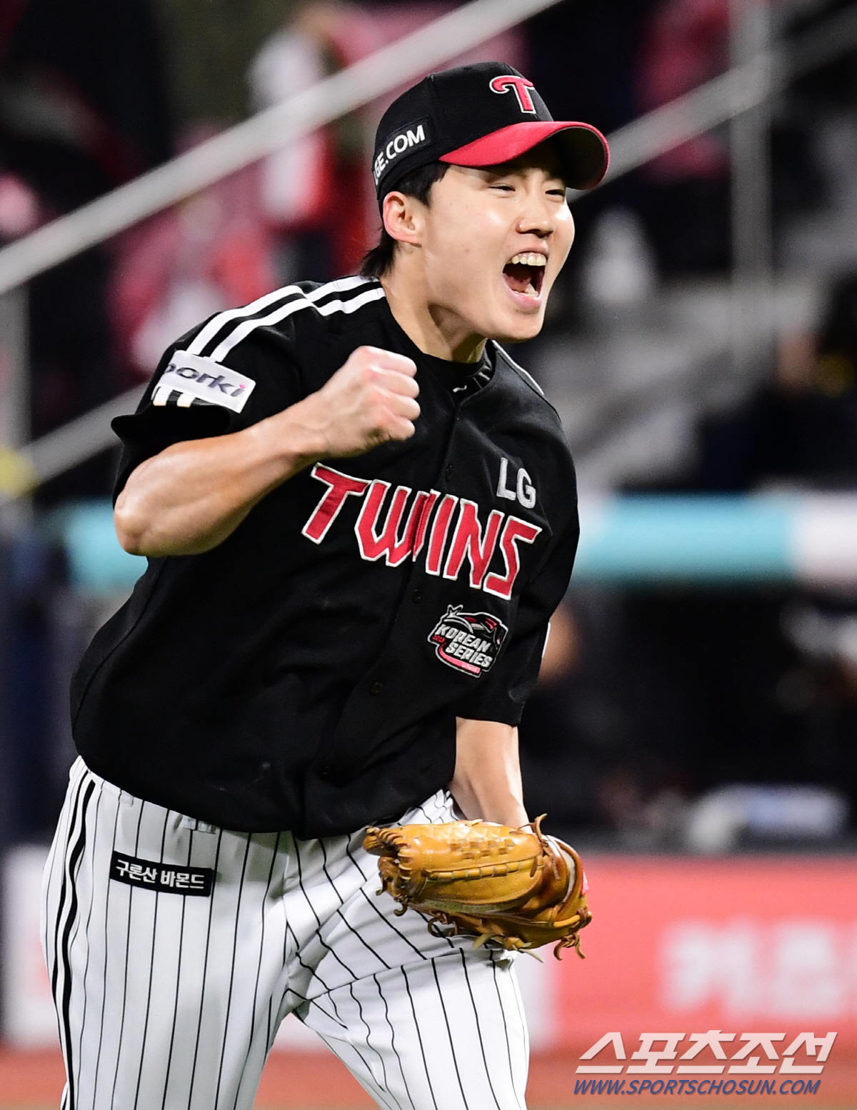 '한국시리즈 최고 명승부 탄생!' '오지환 9회 2사 역전 스리런 찢었다…
