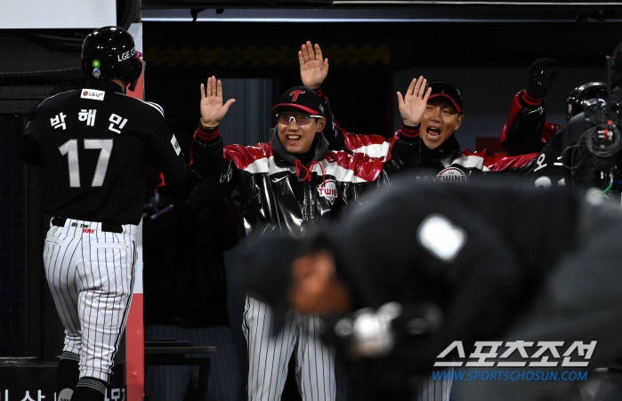 '한국시리즈 최고 명승부 탄생!' '오지환 9회 2사 역전 스리런 찢었다…