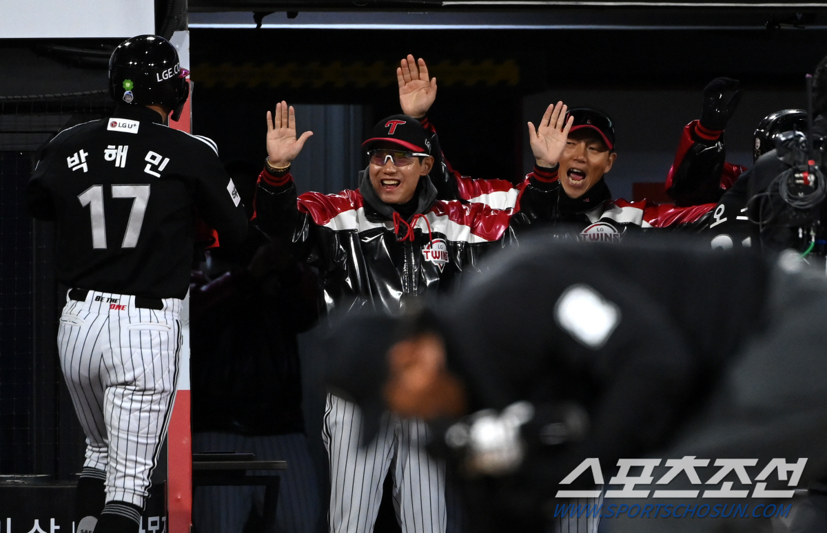 '한국시리즈 최고 명승부 탄생!' '오지환 9회 2사 역전 스리런 찢었다…