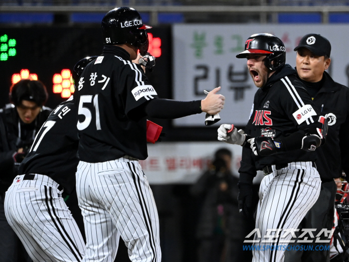 '한국시리즈 최고 명승부 탄생!' '오지환 9회 2사 역전 스리런 찢었다…
