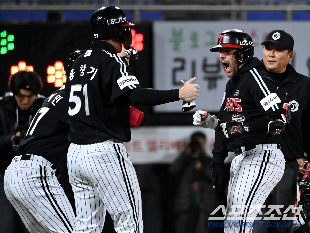 '한국시리즈 최고 명승부 탄생!' '오지환 9회 2사 역전 스리런 찢었다…