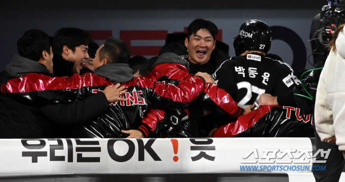 '한국시리즈 최고 명승부 탄생!' '오지환 9회 2사 역전 스리런 찢었다…