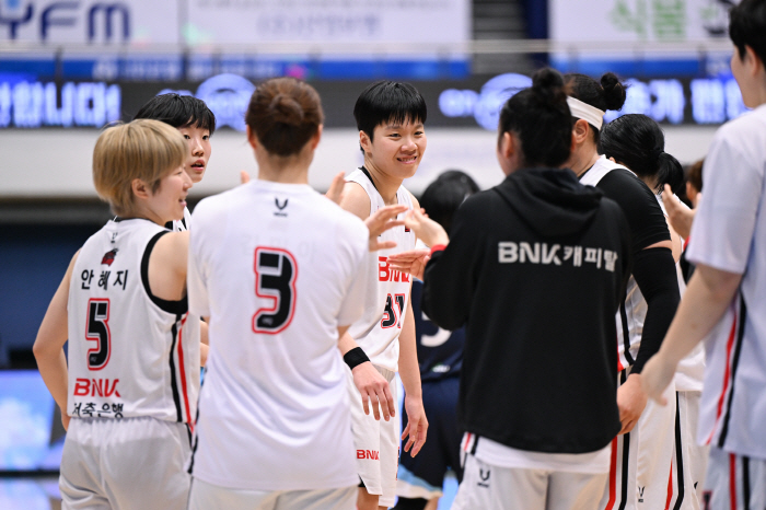 진안-안혜지 더블더블, BNK 신한은행 꺾고 시즌 첫 승