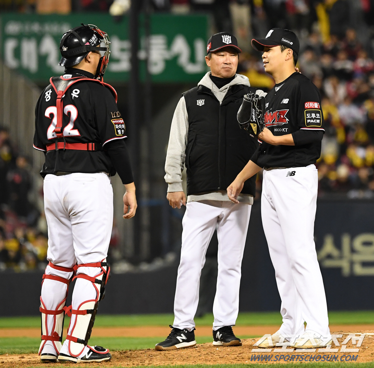 1차전 '환희'→2차전 '눈물'. 열흘간 7번 등판 강행군... 강철의 …