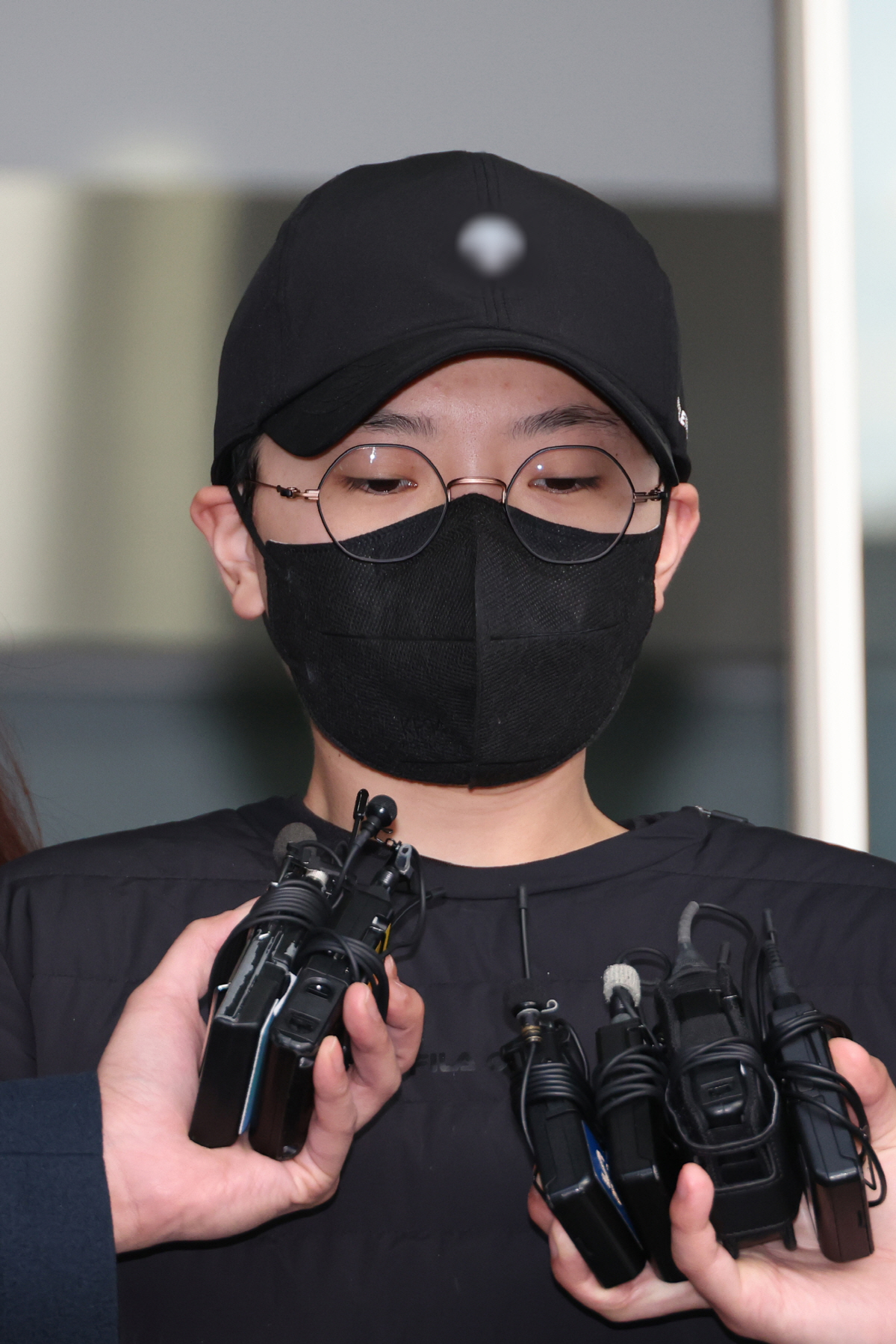 '28억 사기' 전청조 "피해자들께 죄송"…남현희 공범 질문엔 '침묵'[…