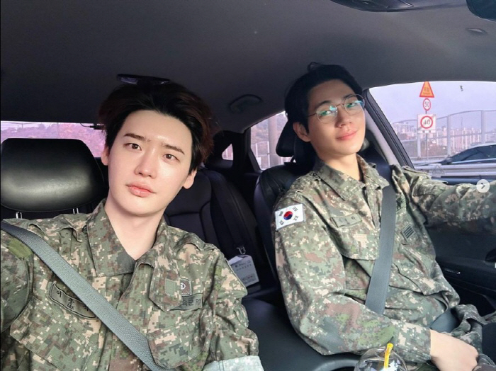 '아이유♥' 이종석, 웃음 사라진 K예비군의 출퇴근길 "웃참 실패"