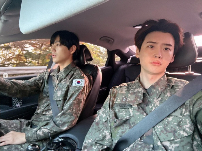'아이유♥' 이종석, 웃음 사라진 K예비군의 출퇴근길 "웃참 실패"