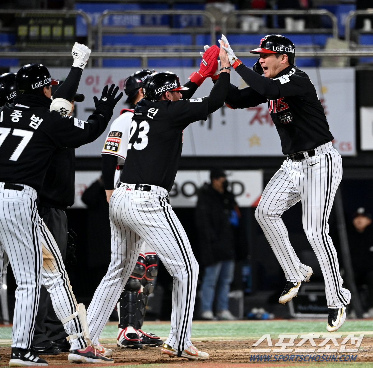 치명적 알까기→9회 2아웃 재역전 결승 스리런…홈런으로 한국시리즈를 '지…