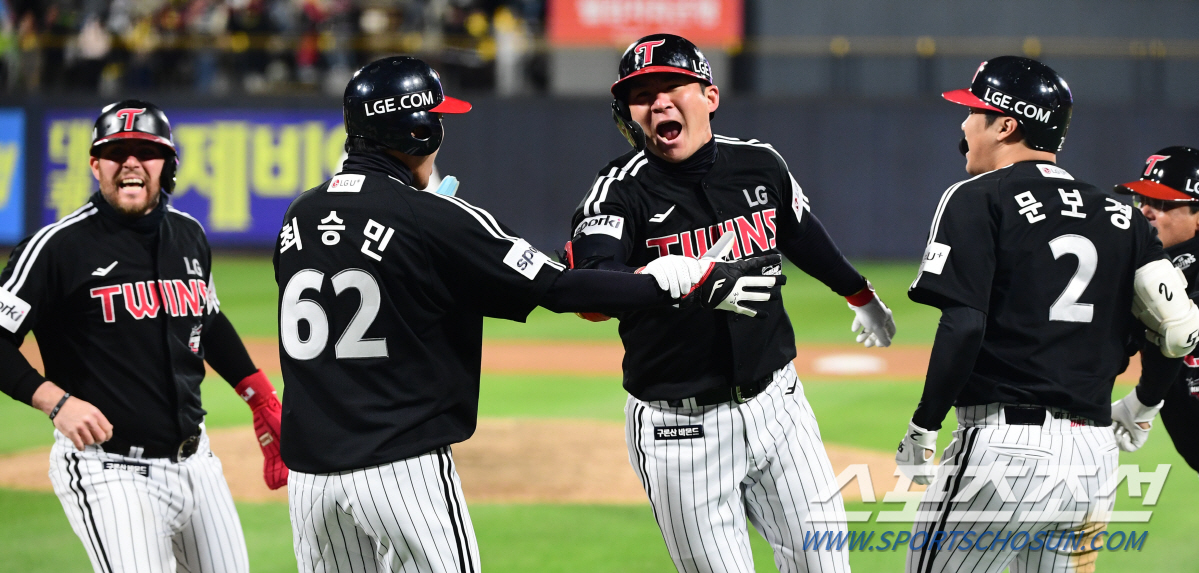 치명적 알까기→9회 2아웃 재역전 결승 스리런…홈런으로 한국시리즈를 '지…