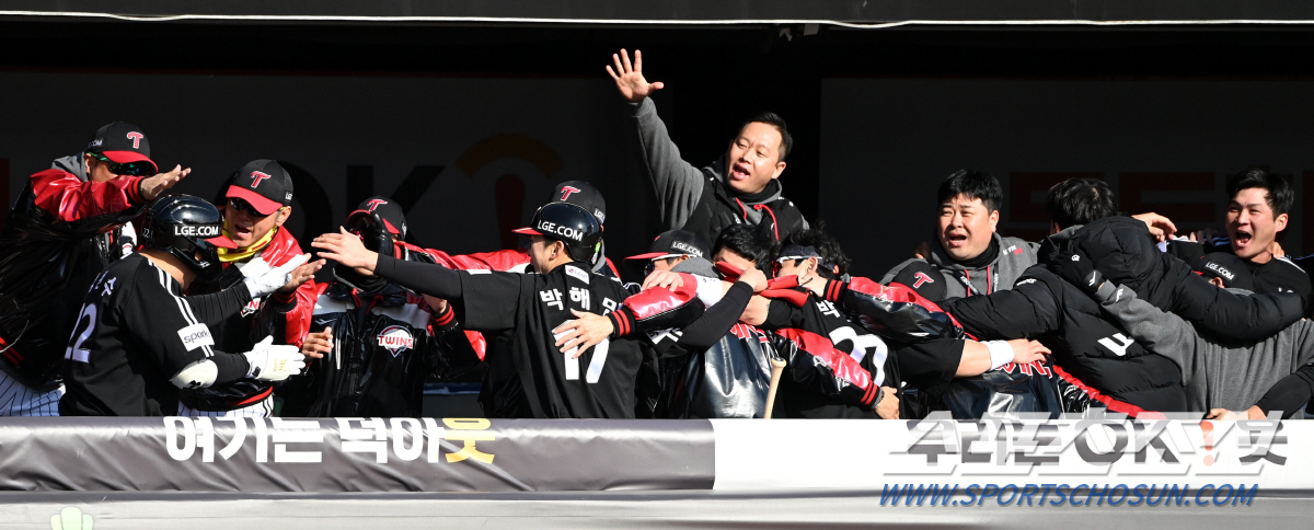 '아와모리주 뚜껑 따자' '메가 트윈스포' 대폭발 15대4 대승. 1패뒤…