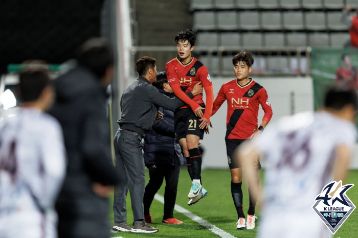 부산, 자동승격까지 단 1승 남았다…김천, 5분 못 버티고 경남과 1대1…