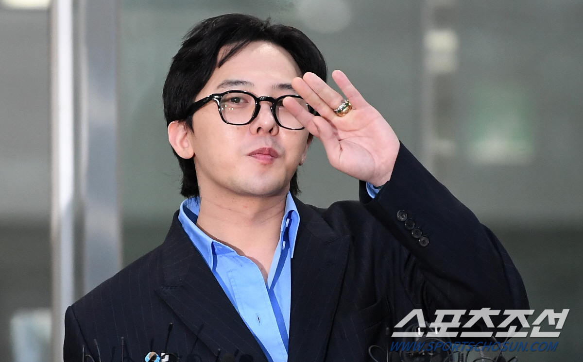 "女실장 화장실 발언" 지드래곤 '마약' 입건 이유 나왔다→누나 권다미 …