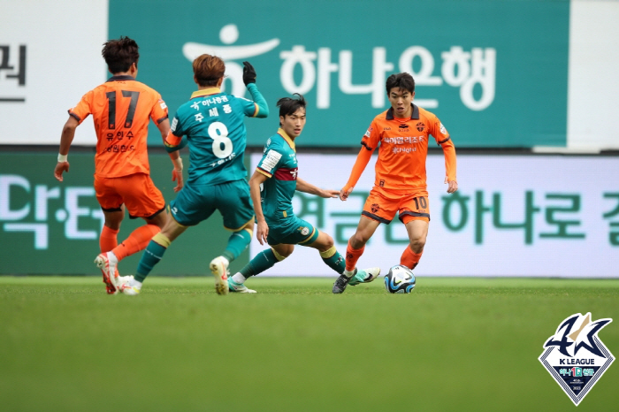 강원 도망갔다…'김대원 결승골'로 대전 1대0 꺾고 수원과 승점차 4점으…