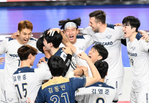 남자배구 우리카드, 현대캐피탈 꺾고 가장 먼저 승점 20