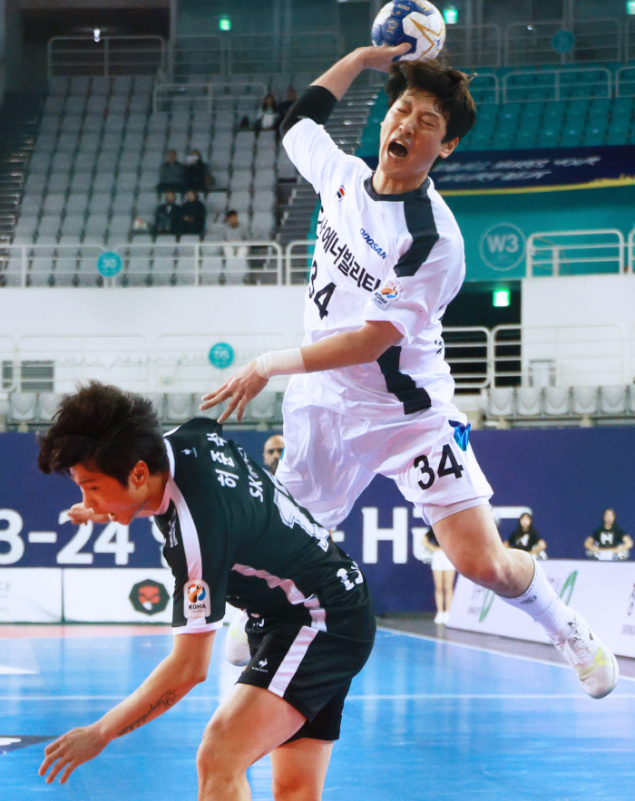 우승후보 두산, 핸드볼 통합 H리그 첫승 SK호크스에 접전 끝 25-23…