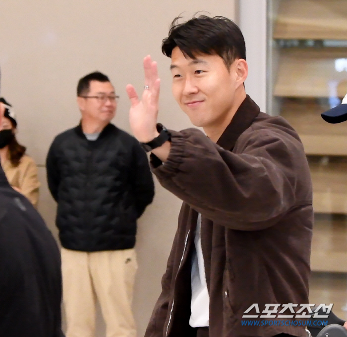 같은 비행기 탄 손흥민+황희찬, 시간차 두고 입국장 따로 나온 이유 [공…