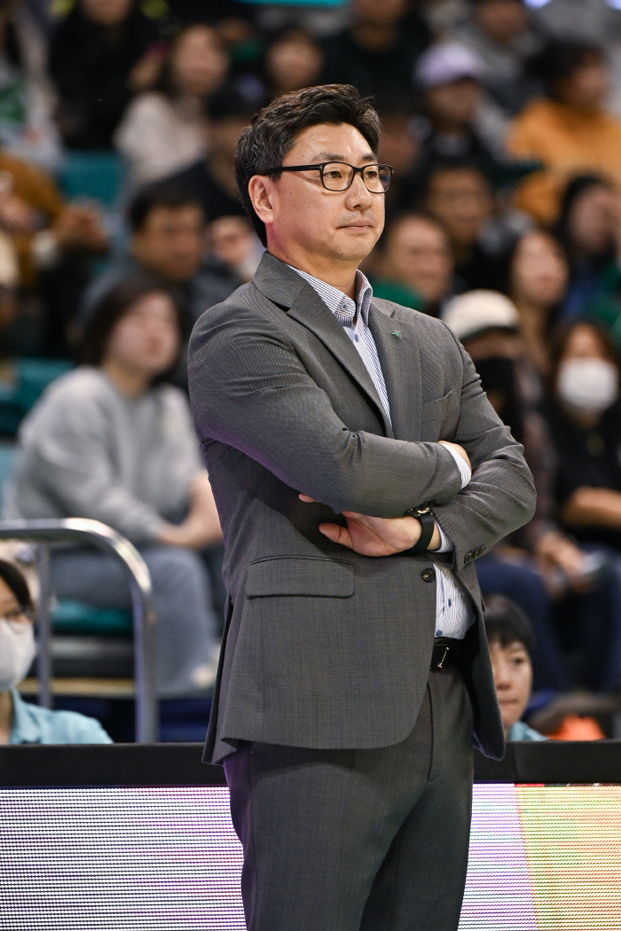 [WKBL 현장인터뷰] 3연패 김도완 하나원큐 감독 "수비가 0점이다"