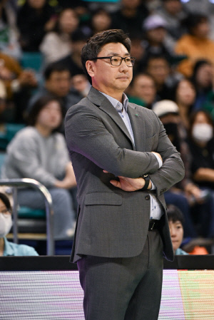 [WKBL 현장인터뷰] 3연패 김도완 하나원큐 감독 
