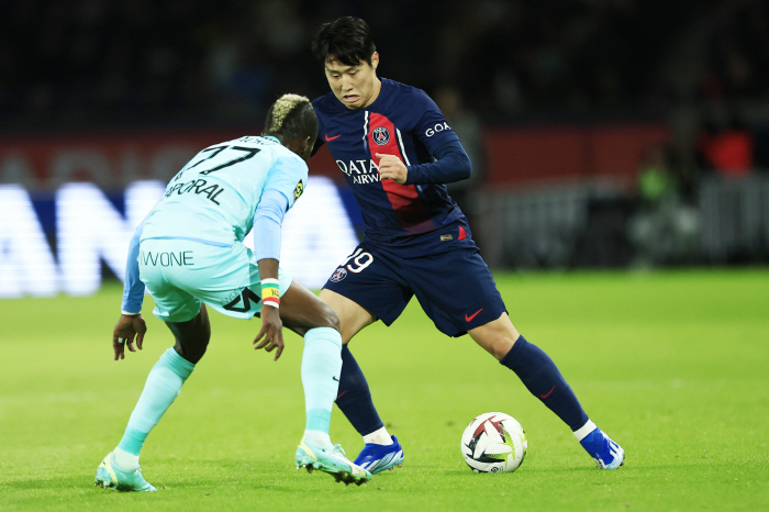 "중앙 이동설 재점화!" 의미심장, LEE의 후반 포지션 변경. PSG …