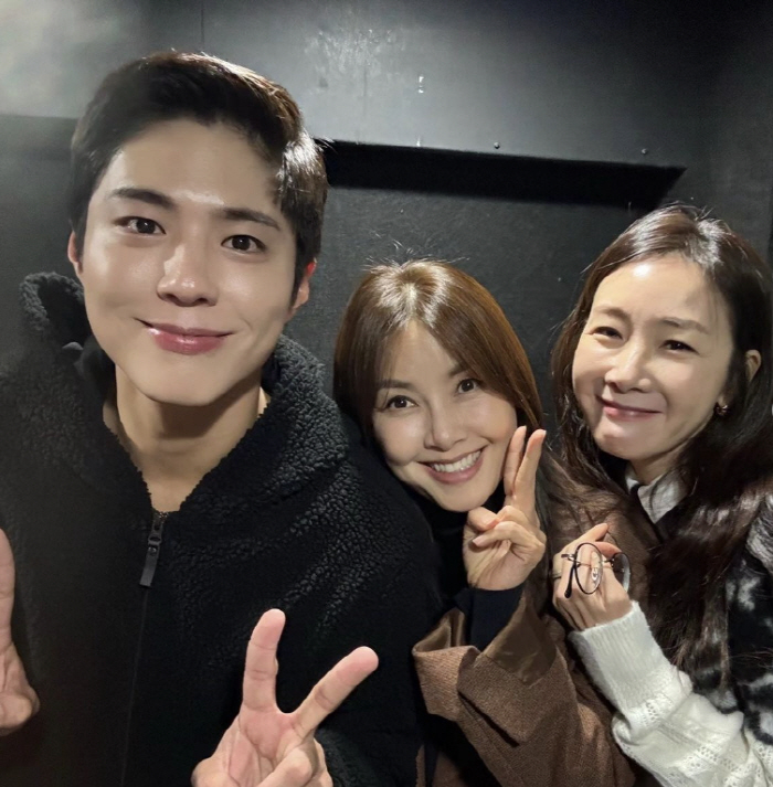 최지우, 박보검 옆에서 수줍은 미소…뮤지컬 응원 나섰다