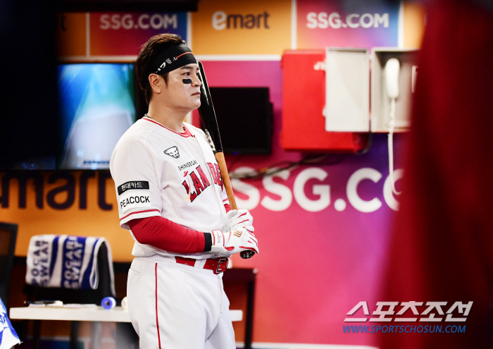 "세대 교체 필요해 새 감독 모신다" 그런데, 40대 선수들 내보낼 수 …