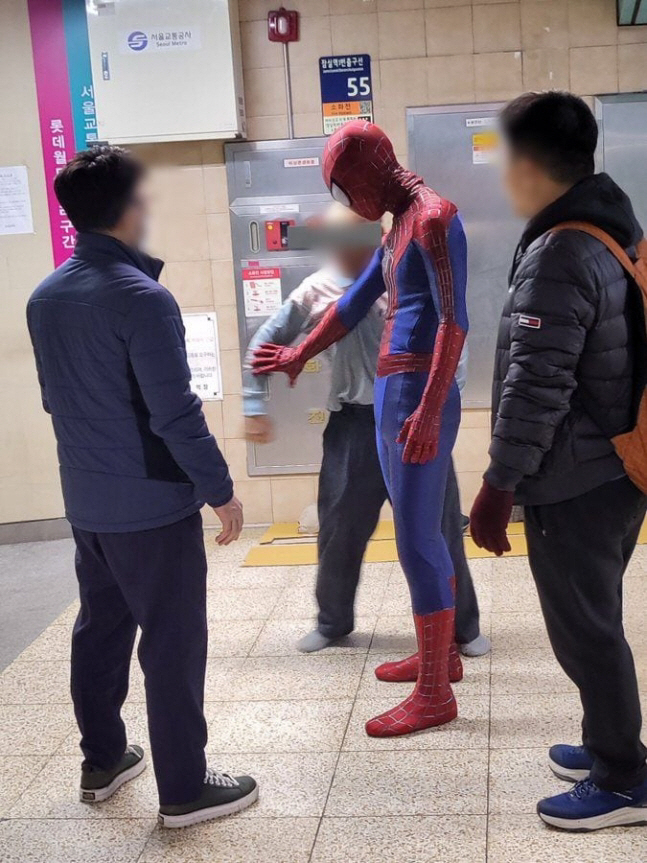 현실 영웅..잠실역에 나타난 스파이더맨, 노숙인 폭행 말리고 사라져