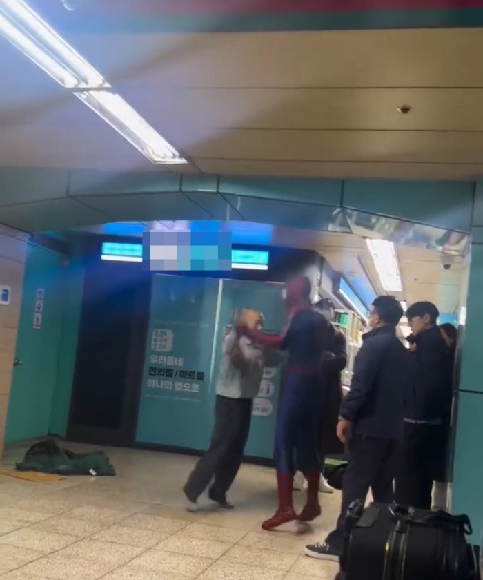 현실 영웅..잠실역에 나타난 스파이더맨, 노숙인 폭행 말리고 사라져