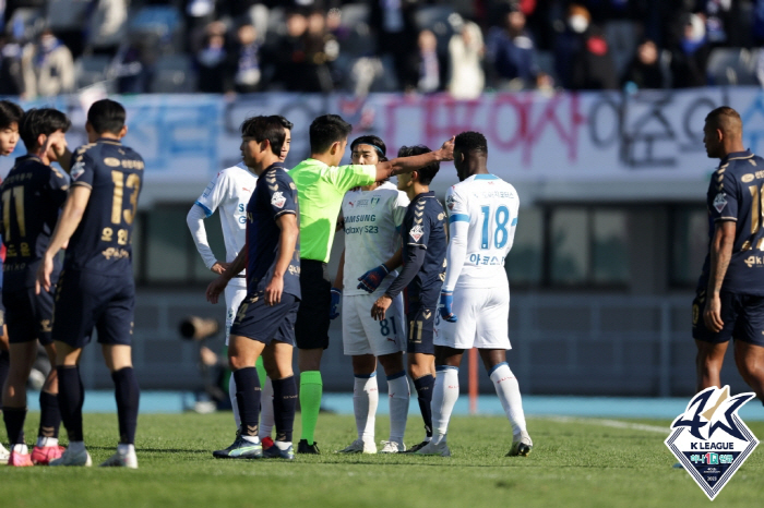 수원 죽다 살았다, 전반 퇴장→후반 김주찬 결승골로 수원더비서 3대2 역…