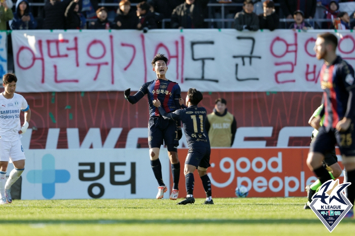 수원 죽다 살았다, 전반 퇴장→후반 김주찬 결승골로 수원더비서 3대2 역…