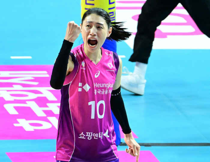 '해결사' 김연경 30득점 맹폭! 흥국생명, 현대건설에 승패패승승 대역전…
