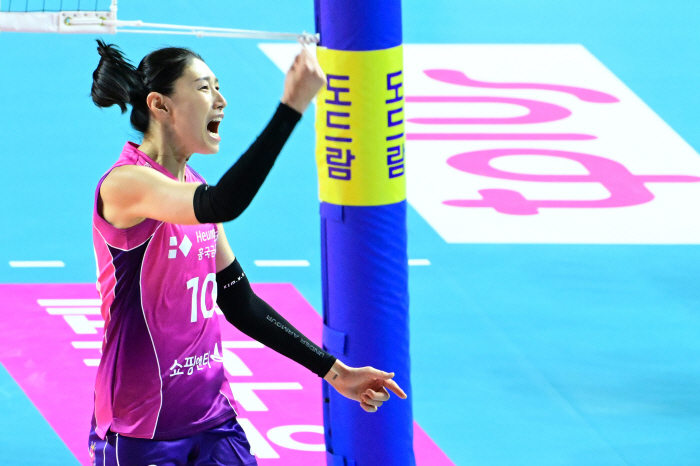'은퇴 보류→시즌 최다 30점' 김연경의 가슴은 여전히 뜨겁지만…"정대영…