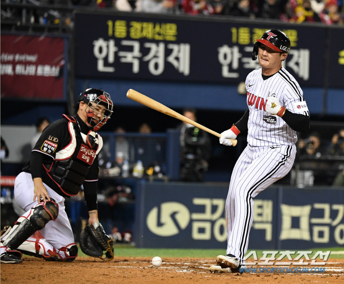 한국시리즈 우승까지 1승 남았다. LG 캡틴 오지환의 눈호강 호수비 '롤…