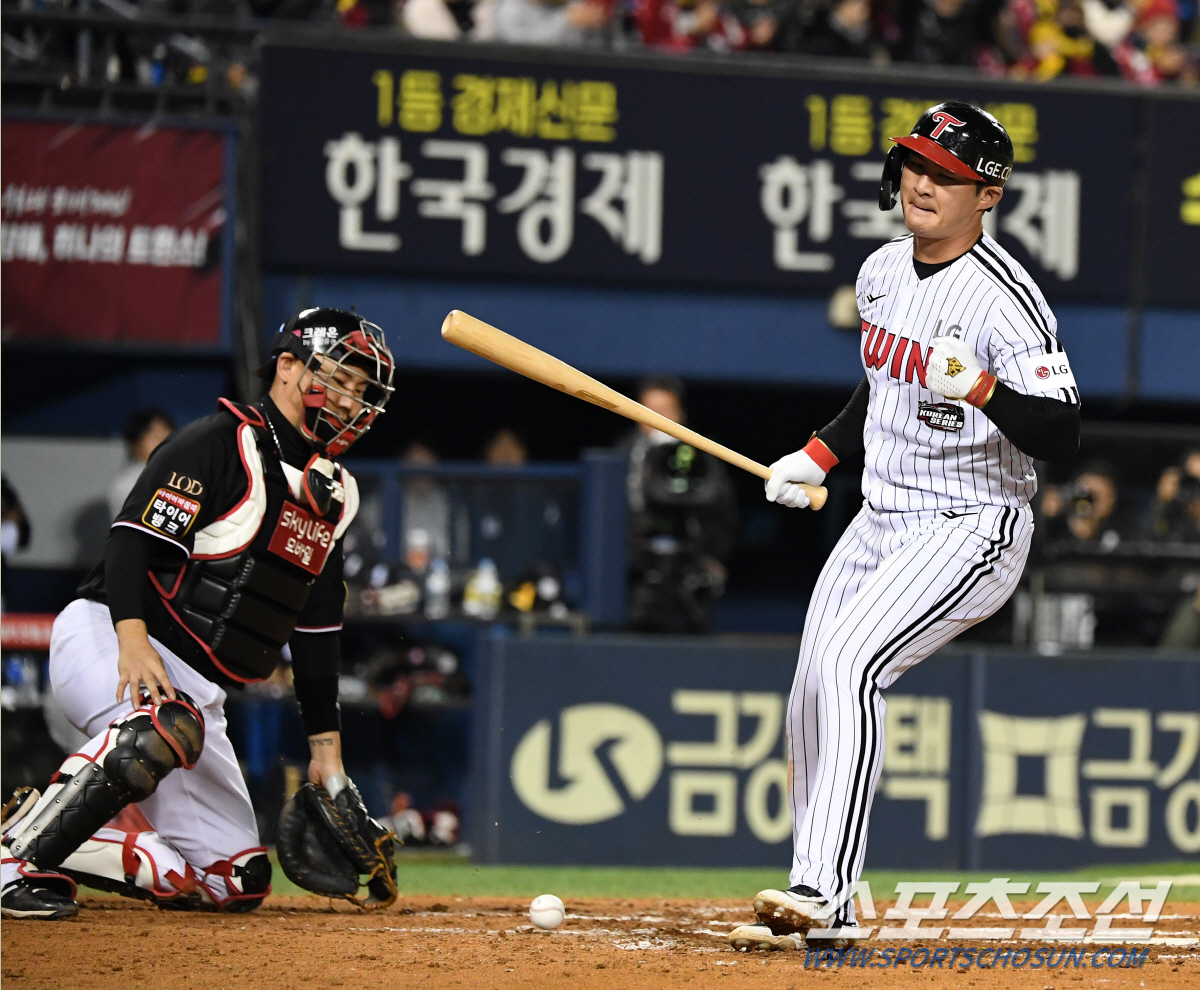 한국시리즈 우승까지 1승 남았다. LG 캡틴 오지환의 눈호강 호수비 '롤…
