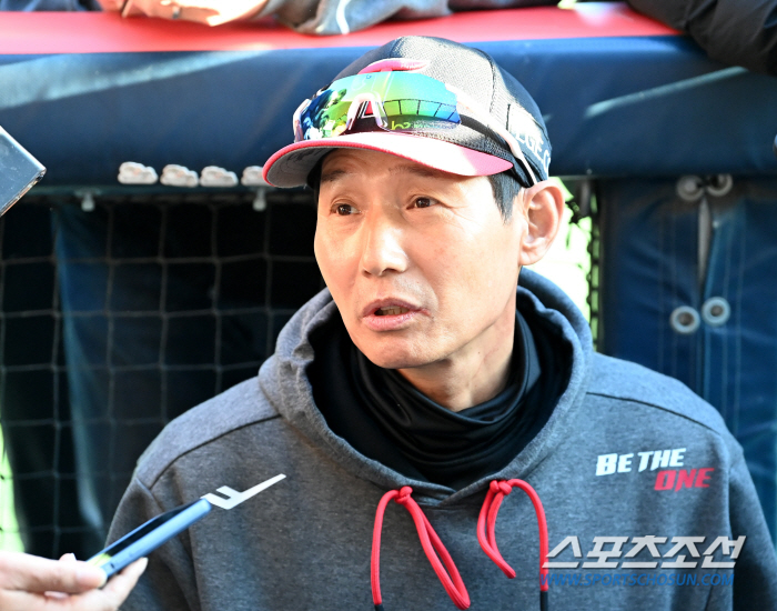 우승 눈앞인데, 컨셉트는 절제와 겸손...염경엽 감독 "또 1차전을 한다…