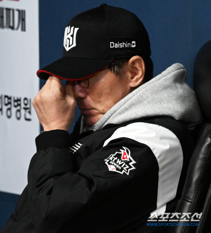 '마법은 여기까지' 눈물 글썽인 이강철 "졌지만 지지 않았다…LG 우승 …