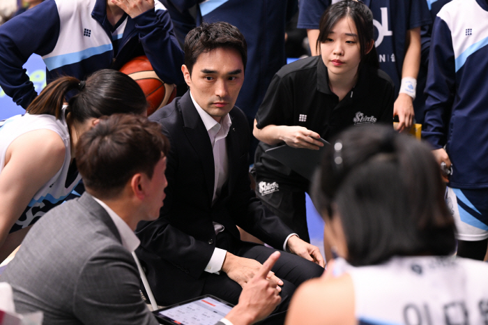 [WKBL 패장인터뷰] 개막 3연패 구나단 신한은행 감독, "선수들은 잘 싸워줬다"