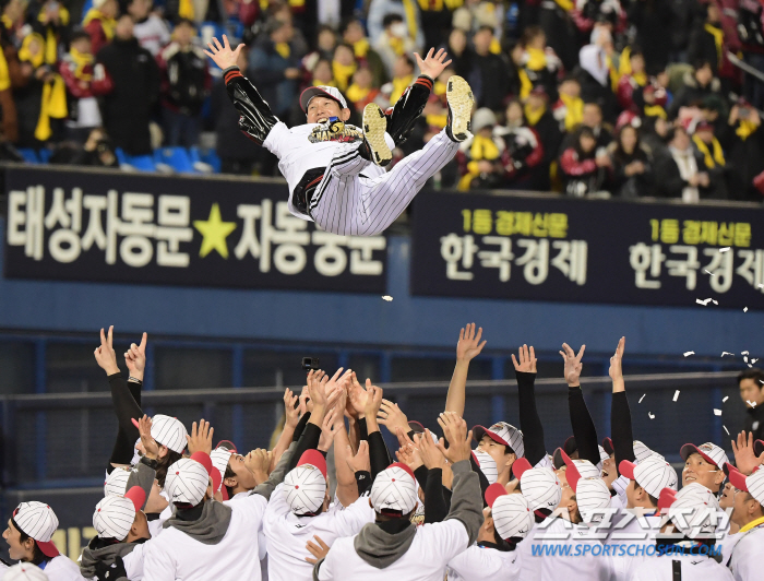 'LG의 우승 恨 풀어준 명장' 염경엽 감독 "우승 압박, 사실 많이 부…