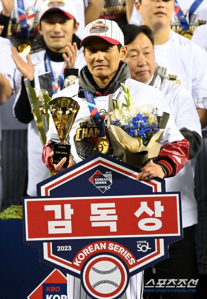 'LG의 우승 恨 풀어준 명장' 염경엽 감독 "우승 압박, 사실 많이 부…