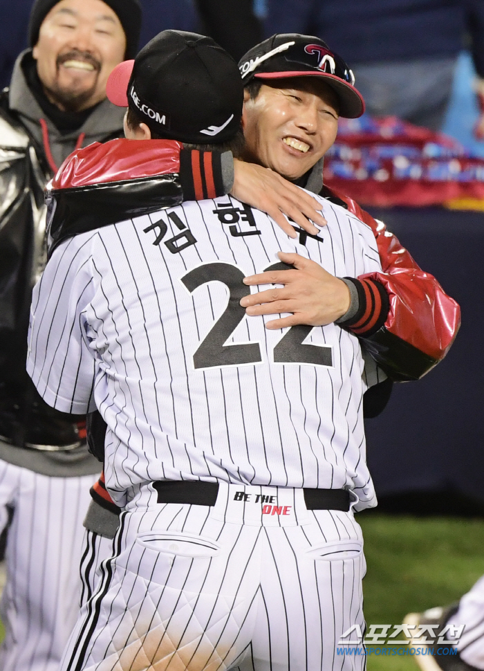 'LG의 우승 恨 풀어준 명장' 염경엽 감독 "우승 압박, 사실 많이 부…