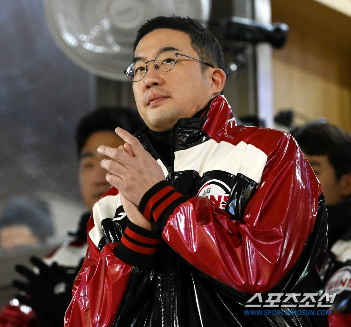 LG 5회까지 5-1 압도…구단주 앞에서 29년만의 샴페인 터뜨리나[현장…