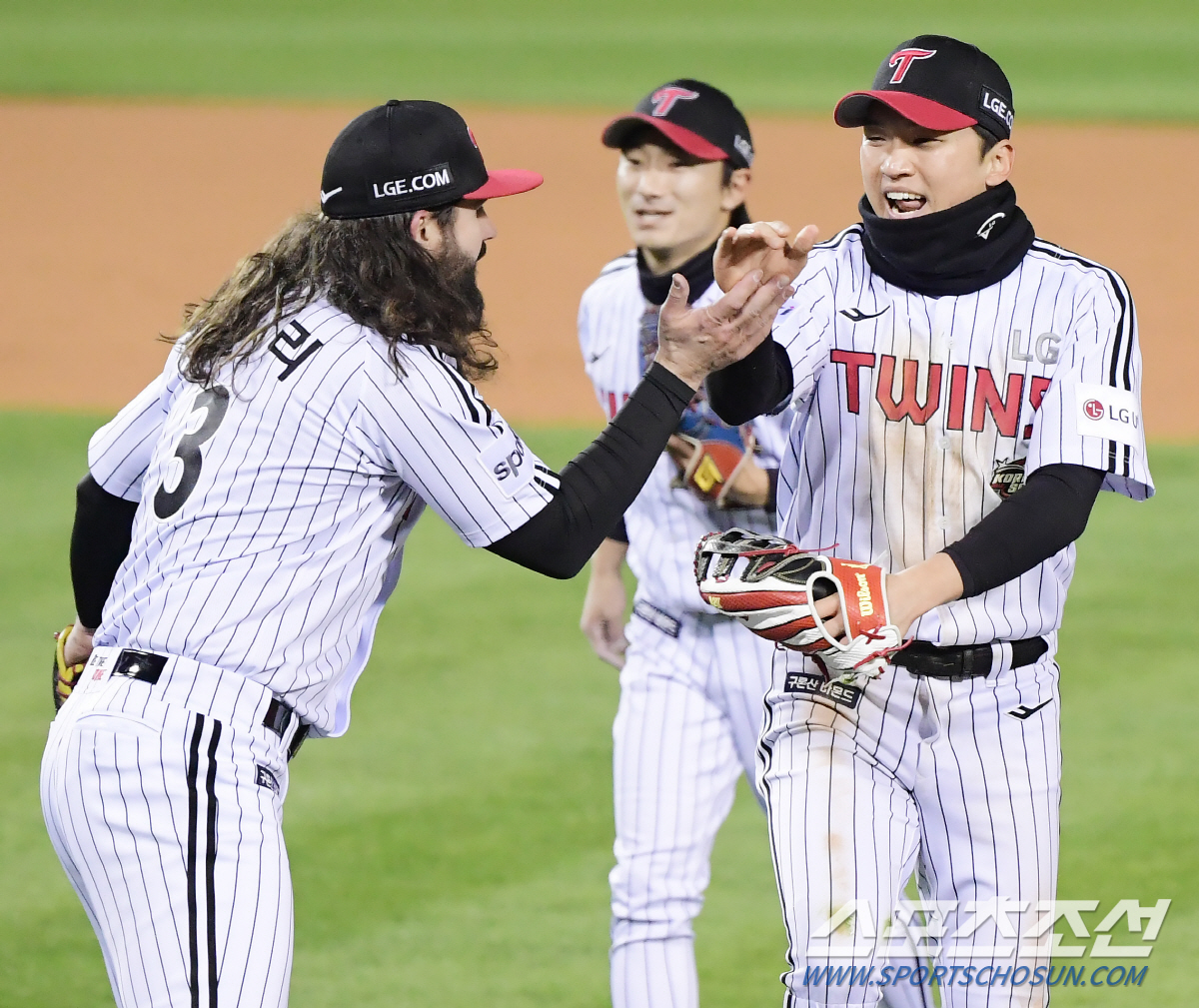 13일 서울 잠실구장에서 열린 KT와 LG의 한국시리즈 5차전. 4회초 2사 1, 2루 중견수 박해민이 김민혁의 타구를 몸을 날려 잡아낸 후 켈리와 환호하고 있다. 잠실=정재근 기자 cjg@sportschosun.com/2023.11.13/