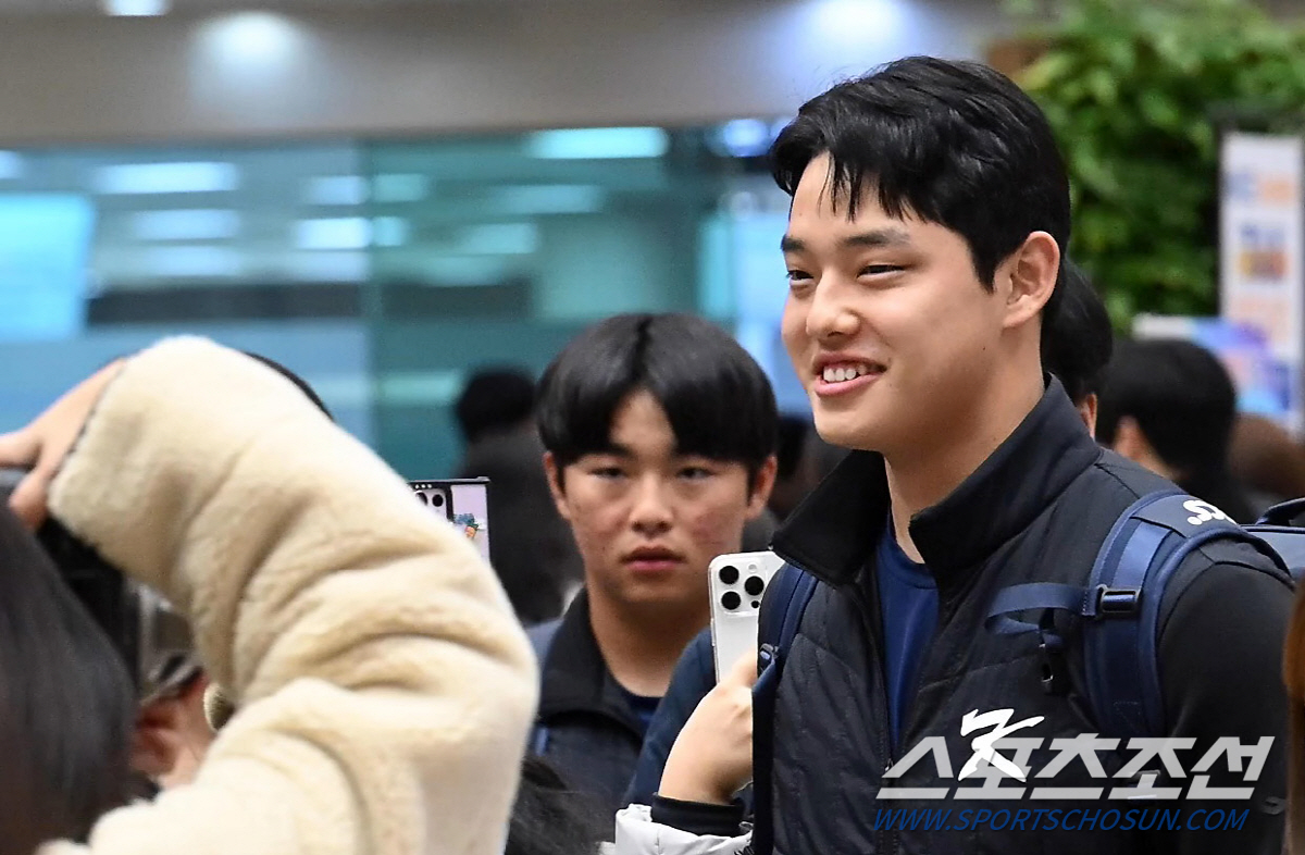 대전 왕자 인기가 이 정도였어?...출국하는 문동주 보기 위해 새벽부터 …