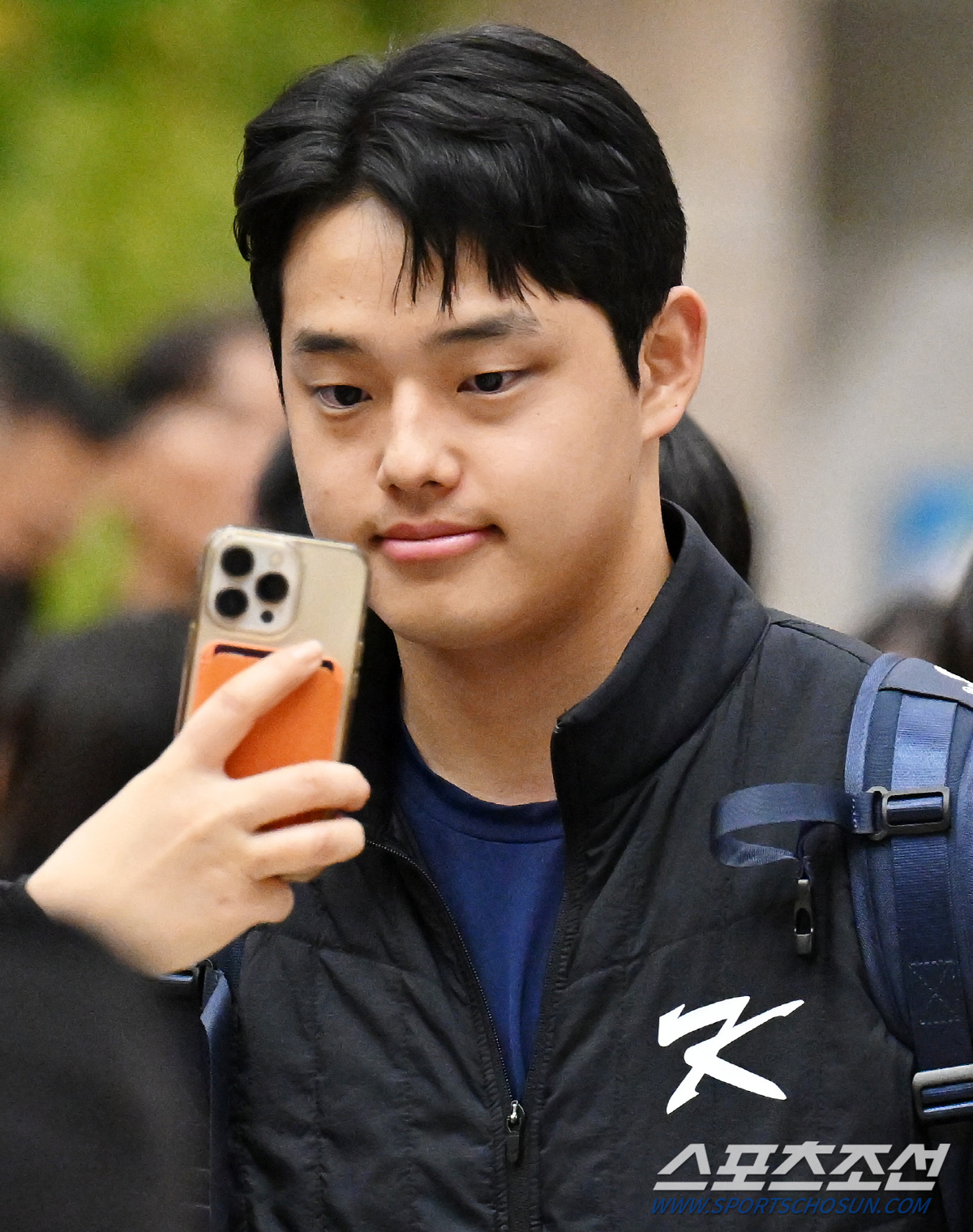 대전 왕자 인기가 이 정도였어?...출국하는 문동주 보기 위해 새벽부터 …