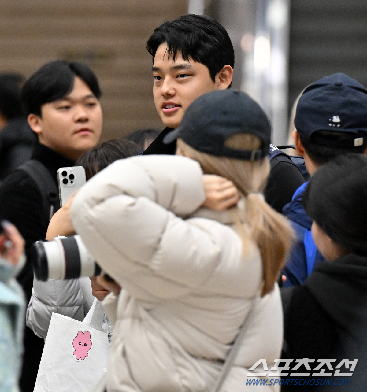 대전 왕자 인기가 이 정도였어?...출국하는 문동주 보기 위해 새벽부터 …