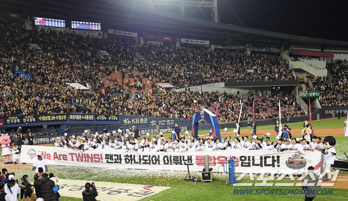 구광모 회장과 부둥켜안은 박용택, 눈물 흘리며 뒤에서 몰래 지켜봤다[KS…