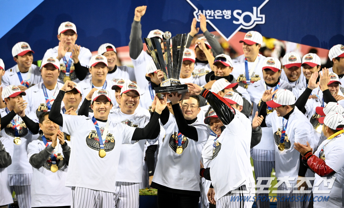 굴욕의 세월 버틴 LG는 해냈다, '21세기 무관' 롯데·한화 우승을 보…