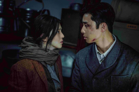박서준X한소희 '경성크리처' 강렬한 케미 첫공개 "독보적 시너지"