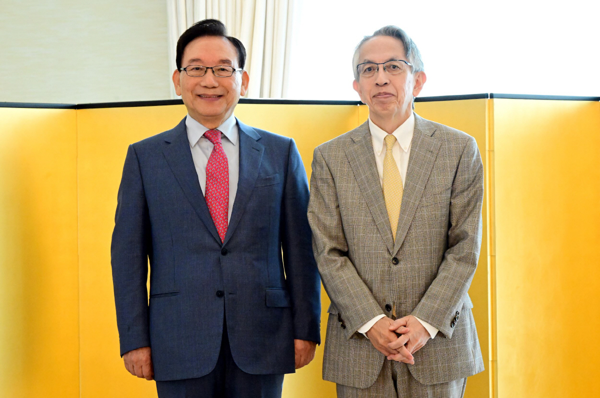 '관계 개선 공로' 김기병 롯데관광개발 회장, 일본 정부 표창 수상