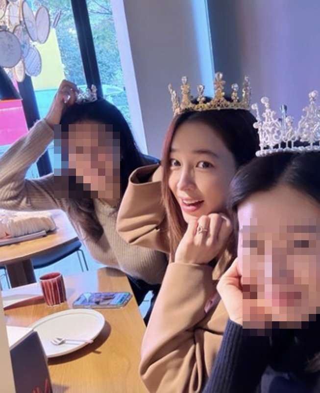 '이병헌♥' 이민정, 친구들 사이 독보적 비주얼..'예비 딸맘'의 행복한…