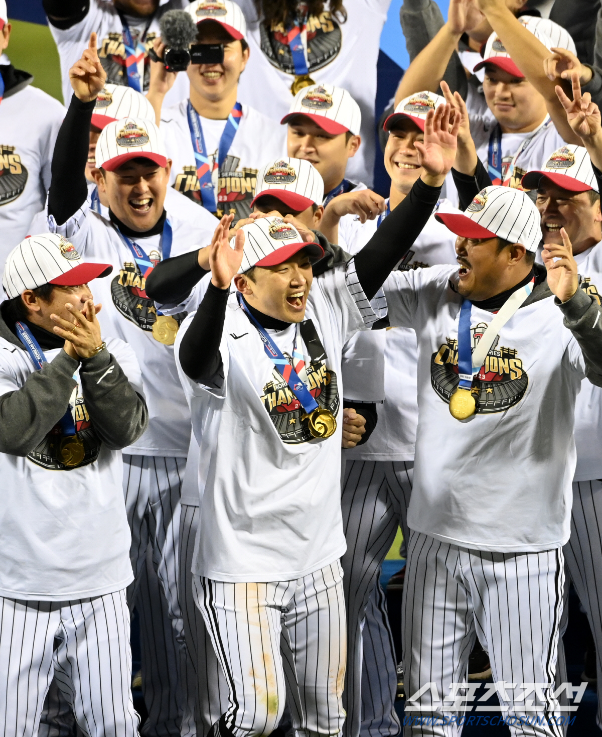 우승팀 LG에서 새 감독 탄생? 염갈량, SSG 면접 앞둔 이호준 코치에…